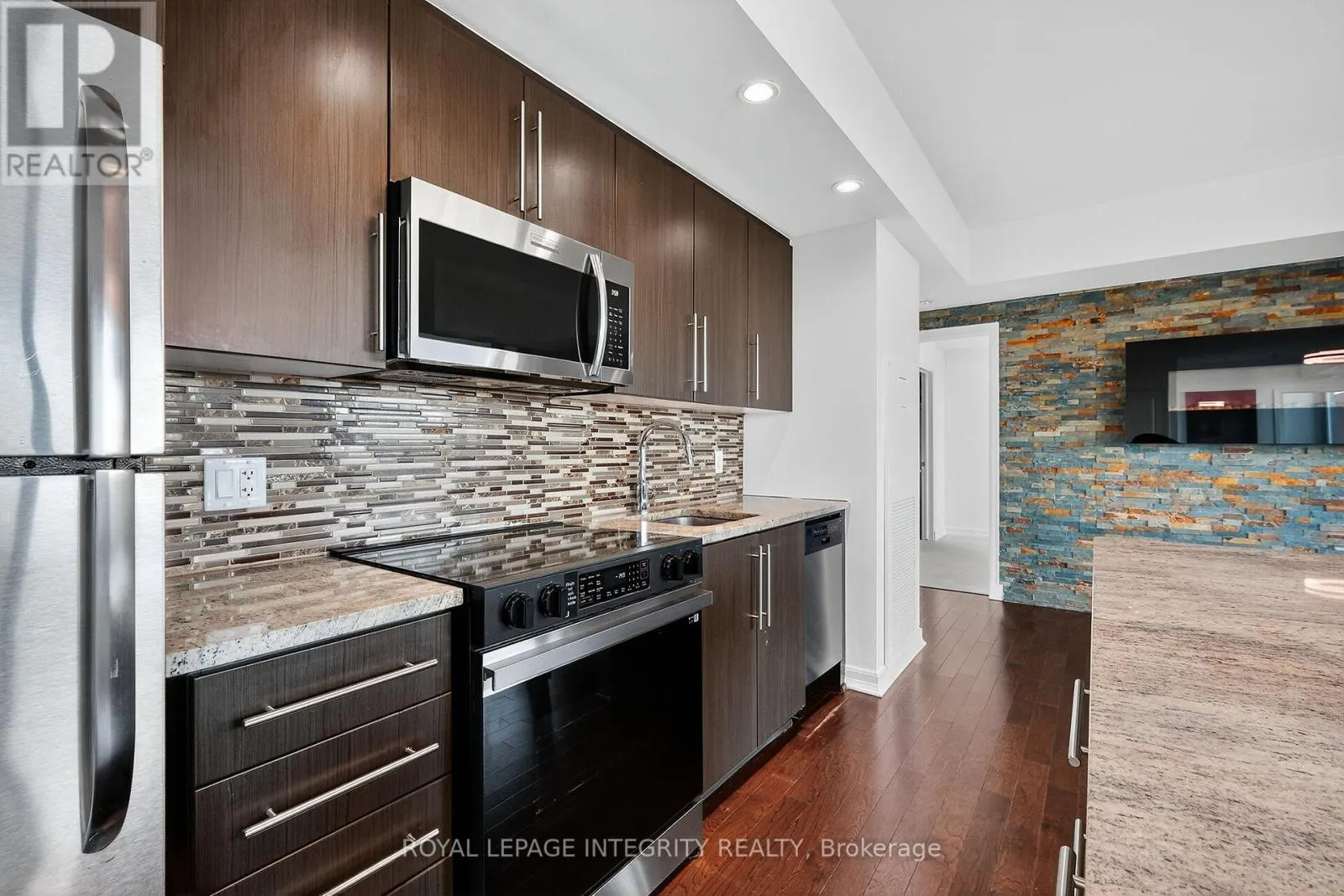 1113 - 238 BESSERER STREET