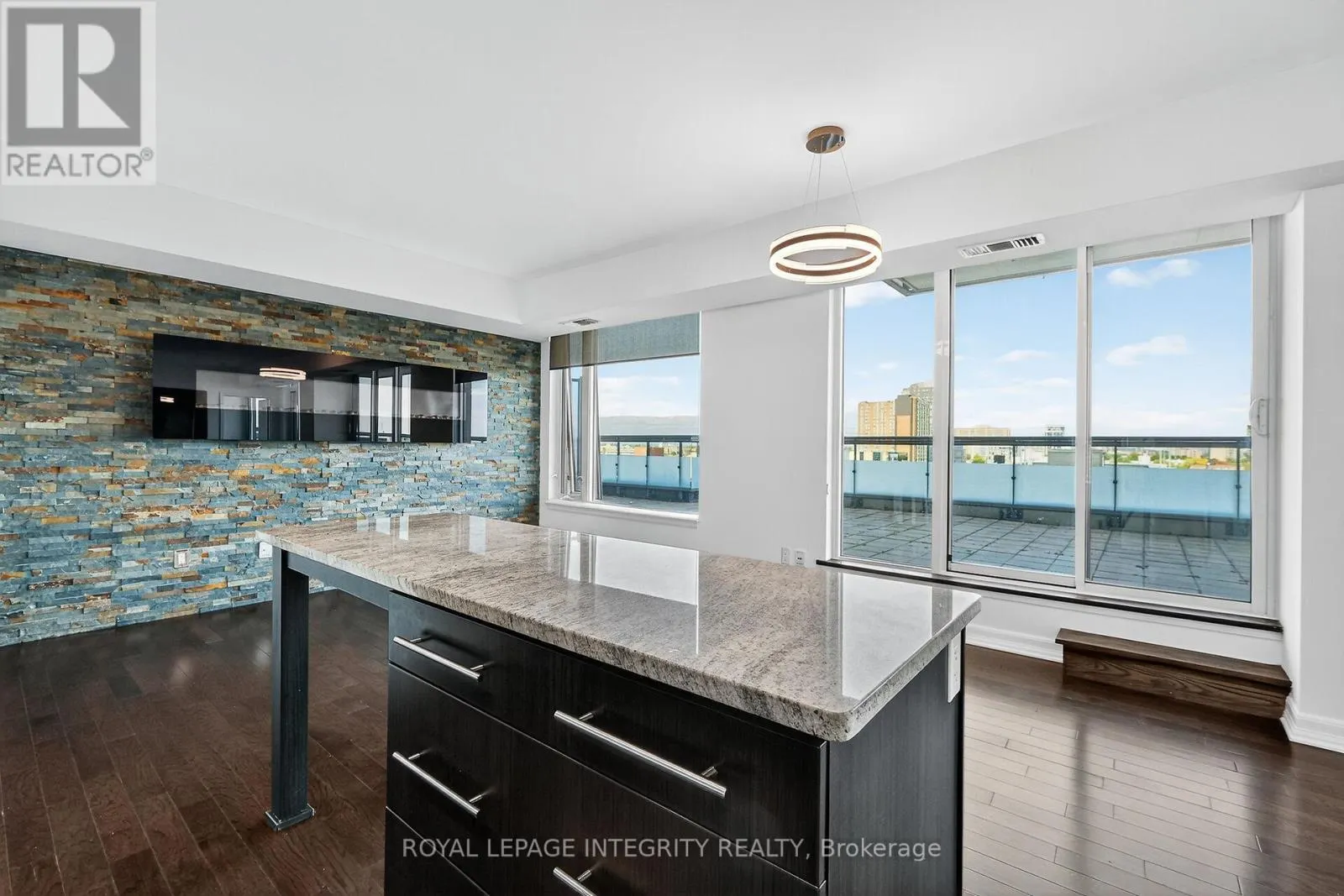 1113 - 238 BESSERER STREET