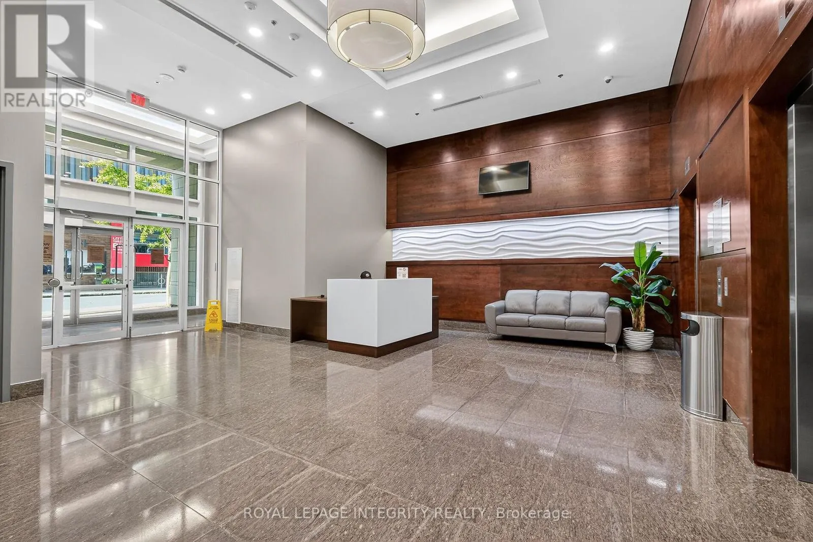 1113 - 238 BESSERER STREET