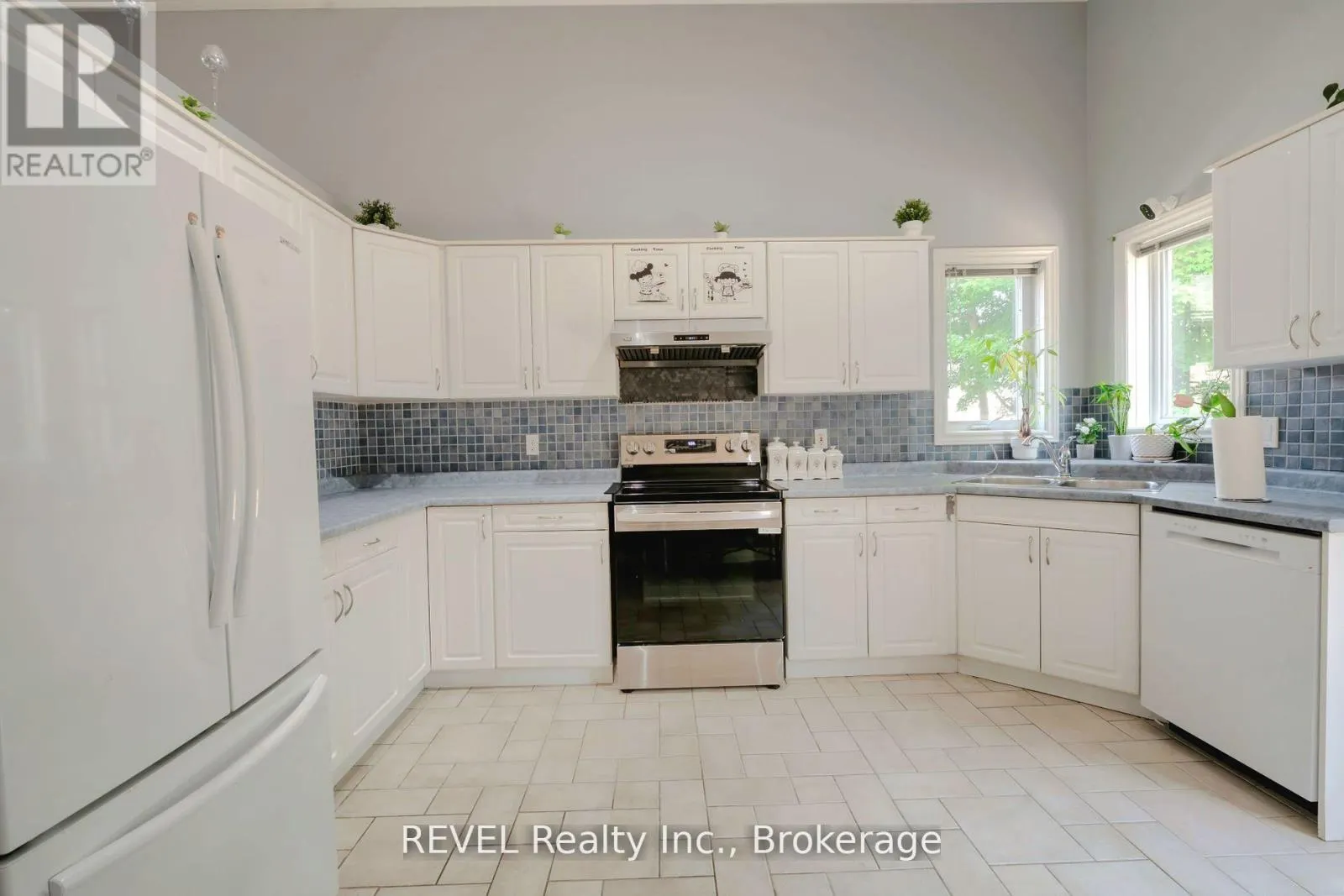 1085 SOUTH WENIGE DRIVE