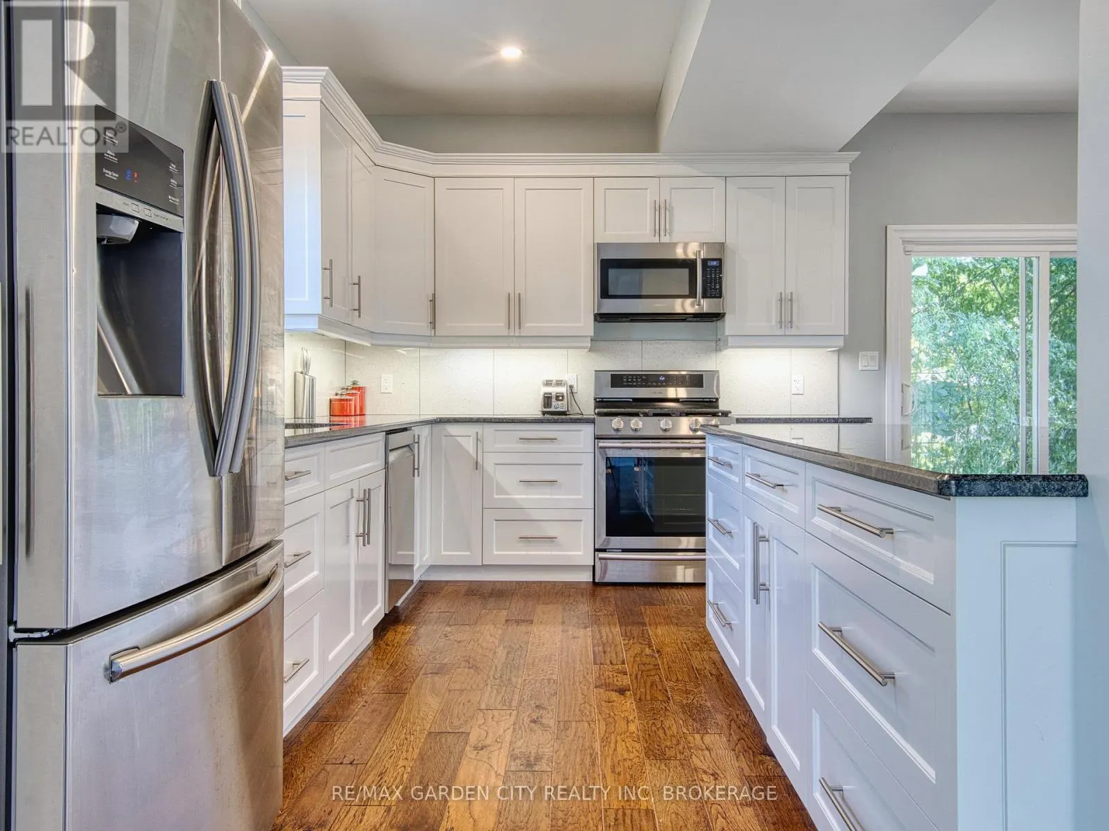 686 LAKEVIEW ROAD