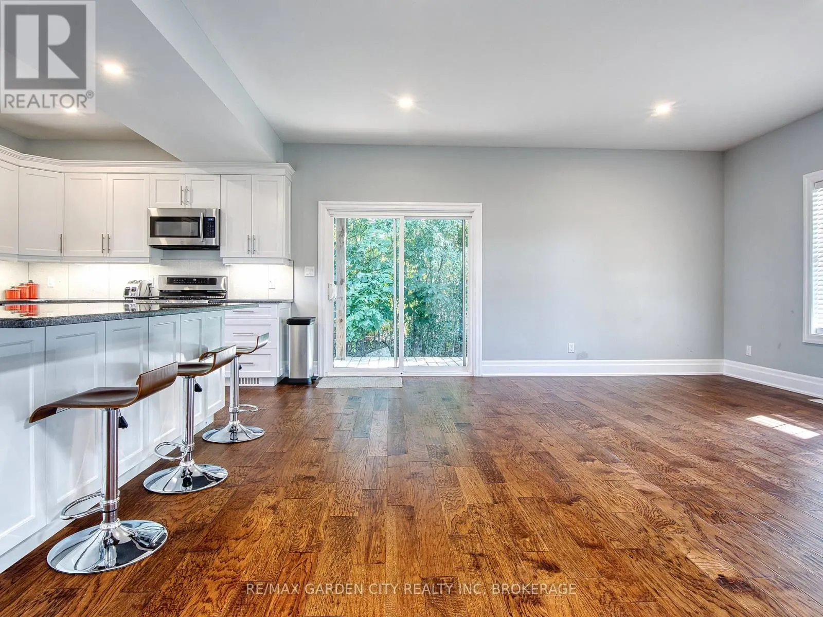 686 LAKEVIEW ROAD