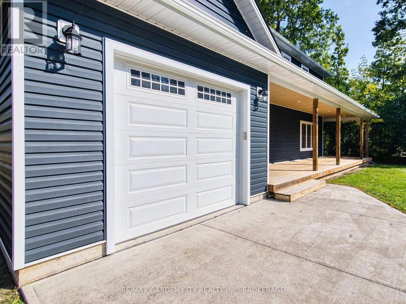 686 LAKEVIEW ROAD