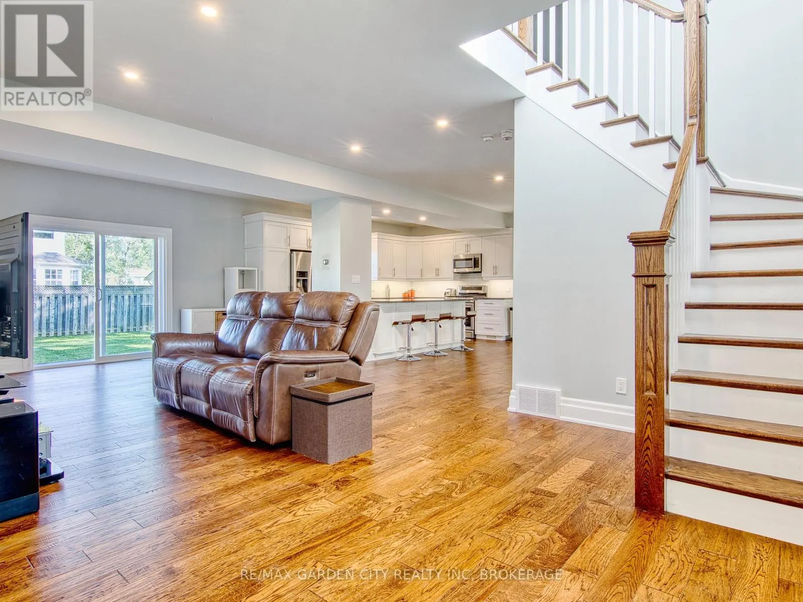 686 LAKEVIEW ROAD