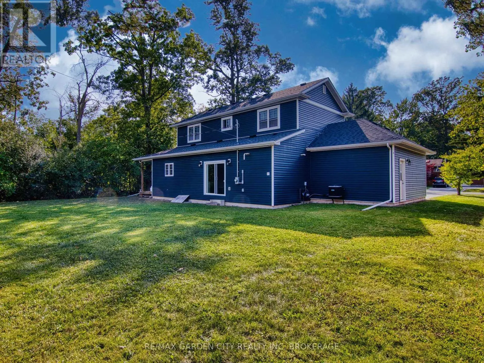 686 LAKEVIEW ROAD