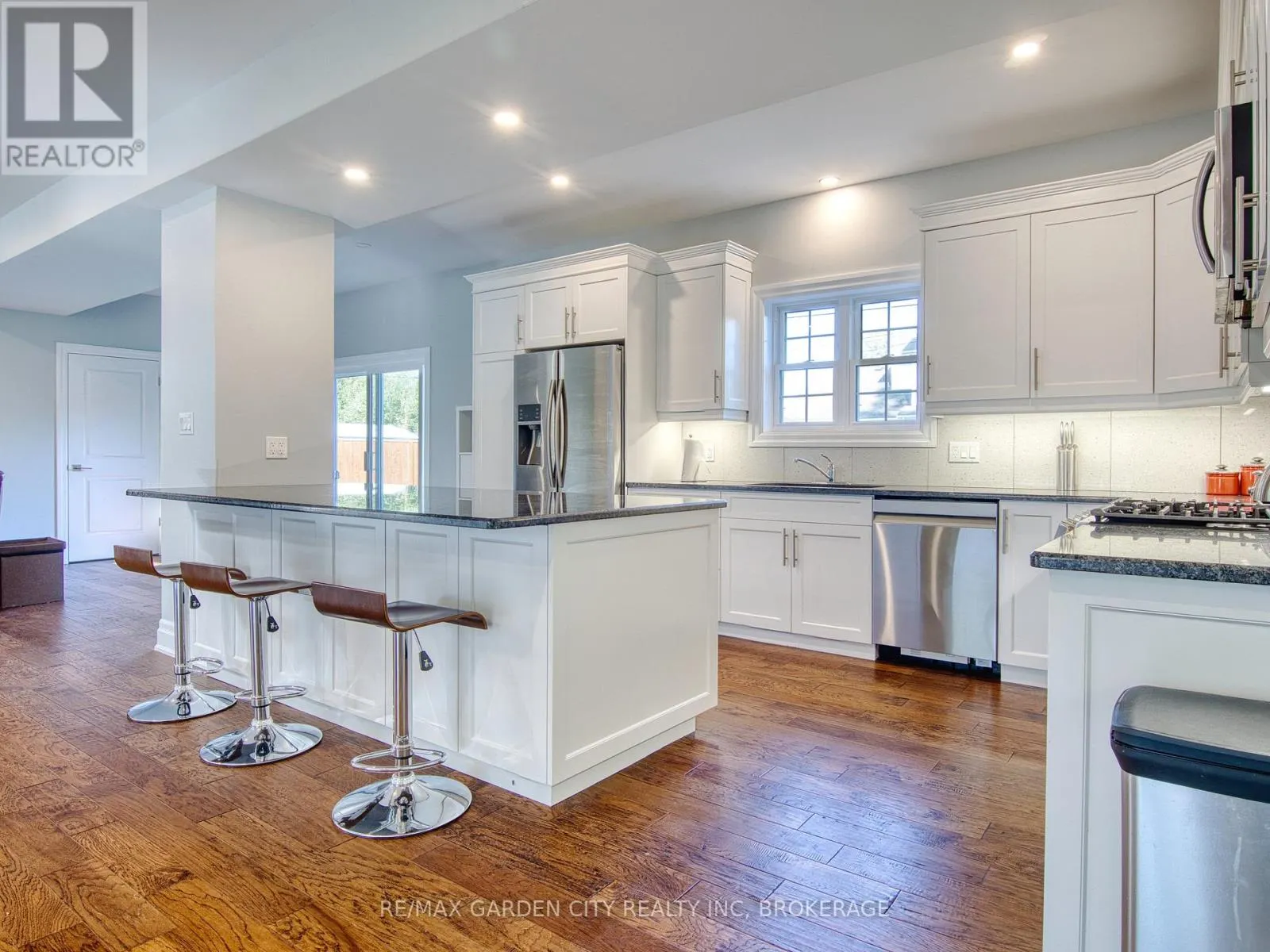 686 LAKEVIEW ROAD