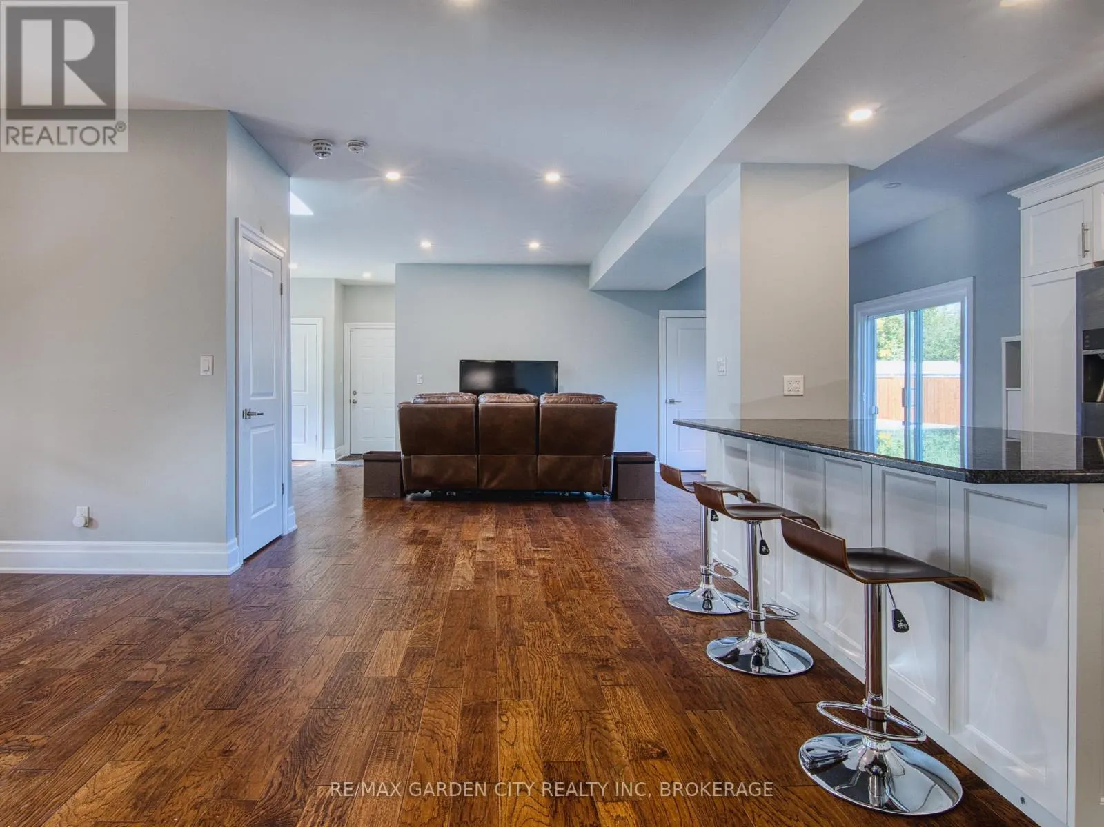 686 LAKEVIEW ROAD