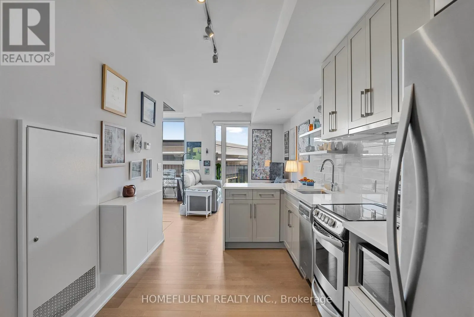 305 - 10 ROSEMOUNT AVENUE
