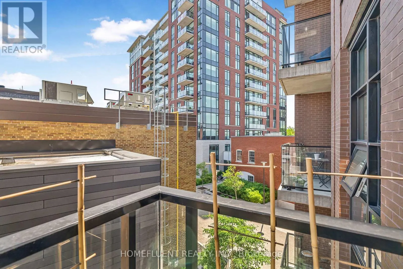 305 - 10 ROSEMOUNT AVENUE