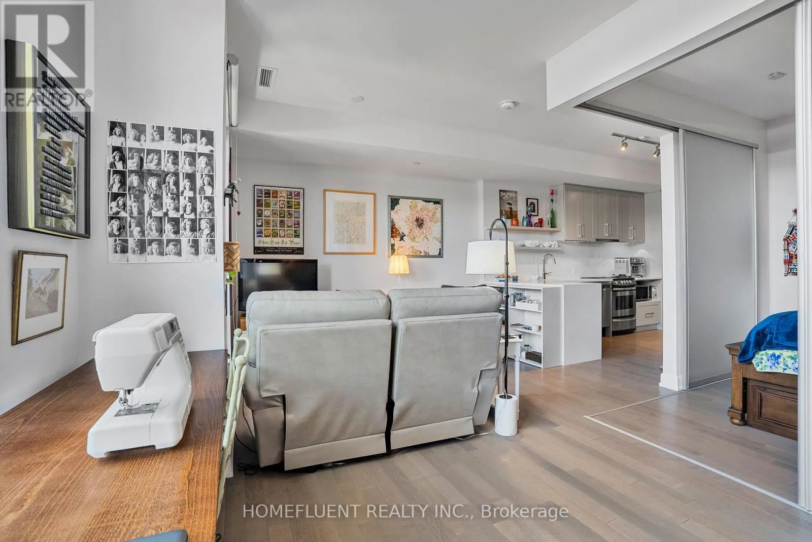 305 - 10 ROSEMOUNT AVENUE