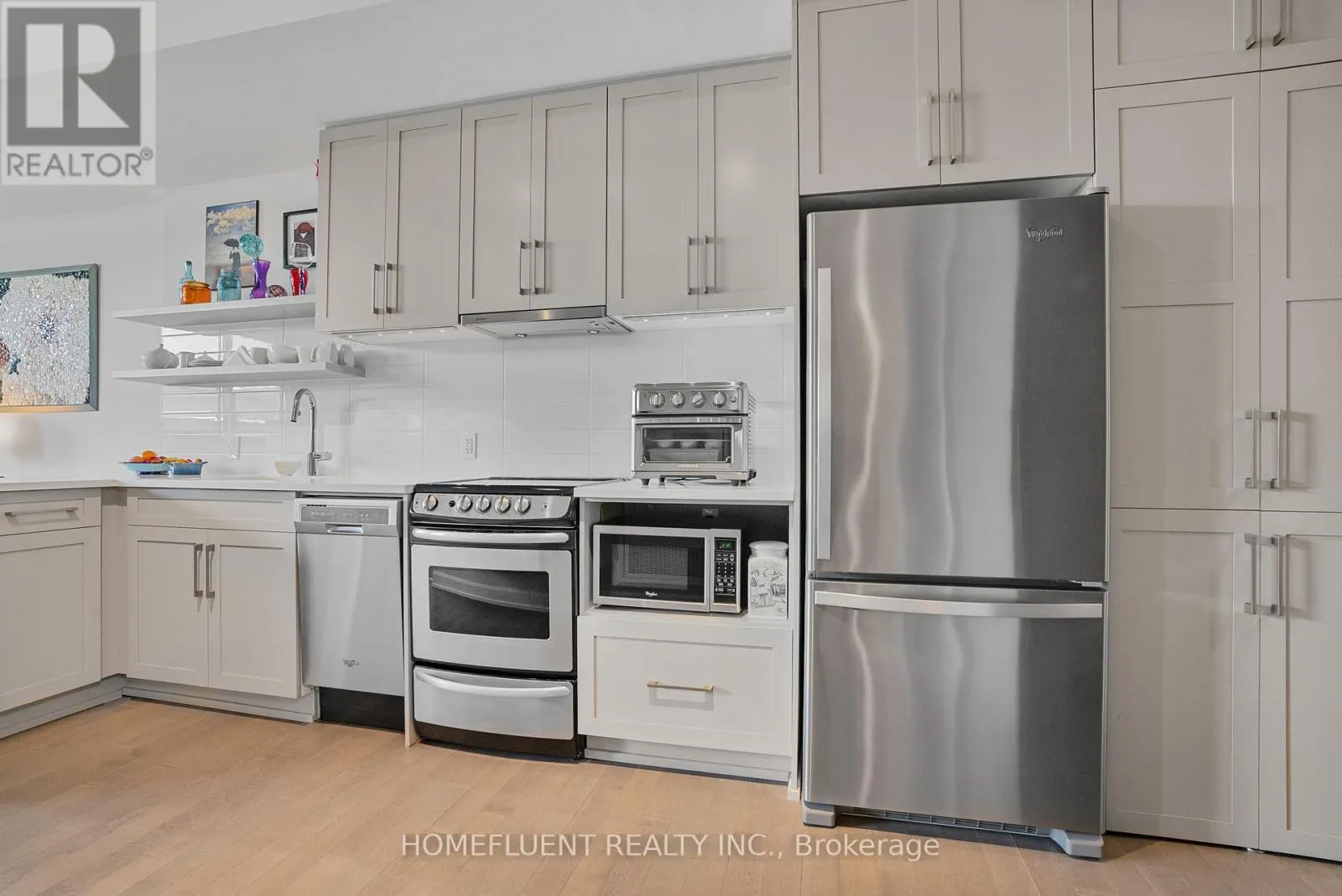 305 - 10 ROSEMOUNT AVENUE