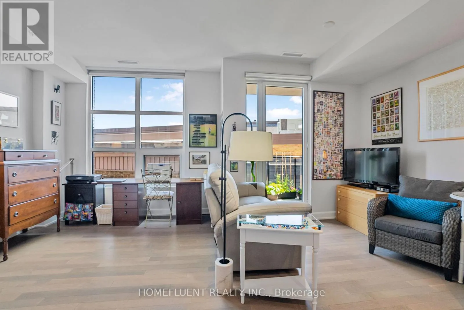 305 - 10 ROSEMOUNT AVENUE
