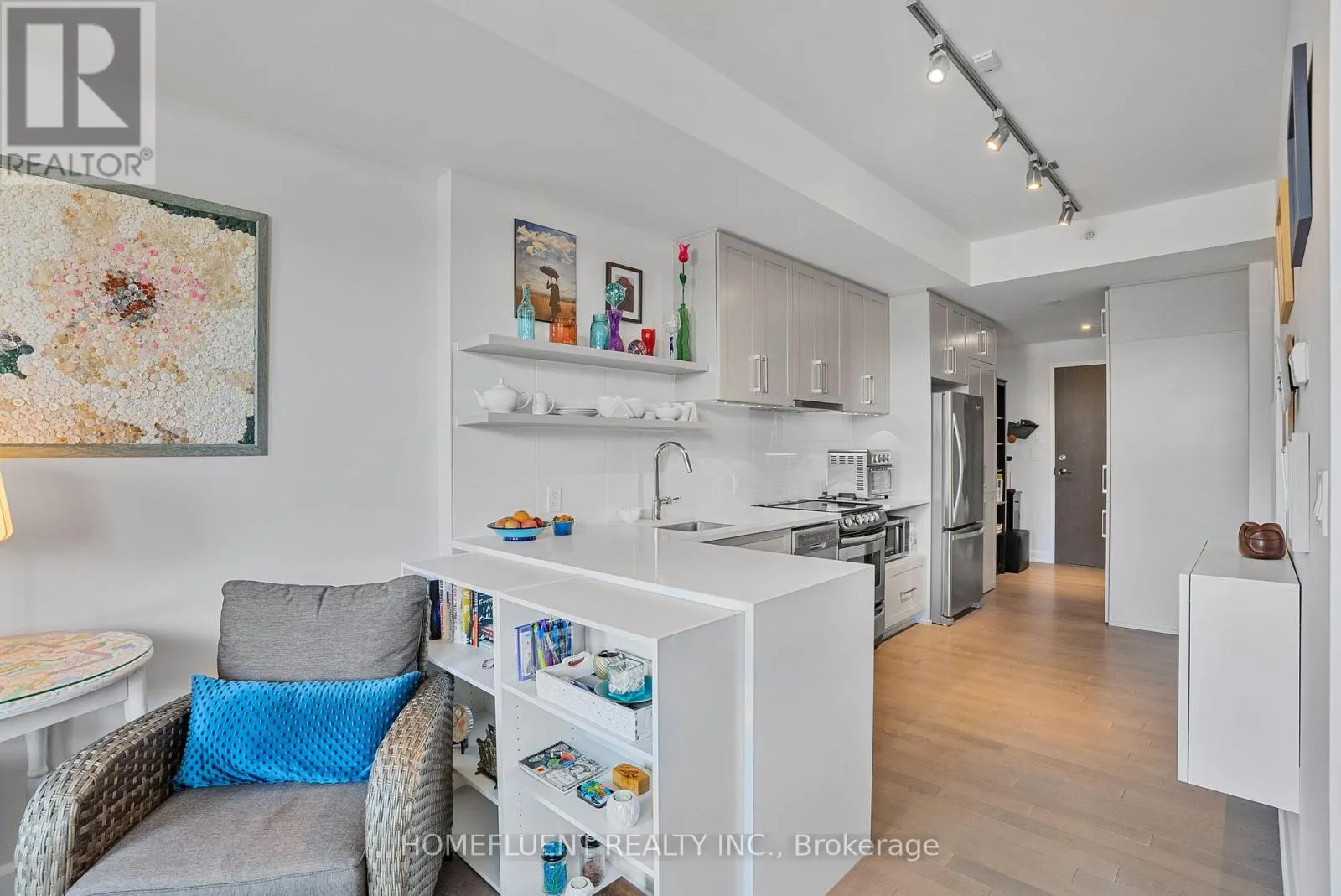 305 - 10 ROSEMOUNT AVENUE