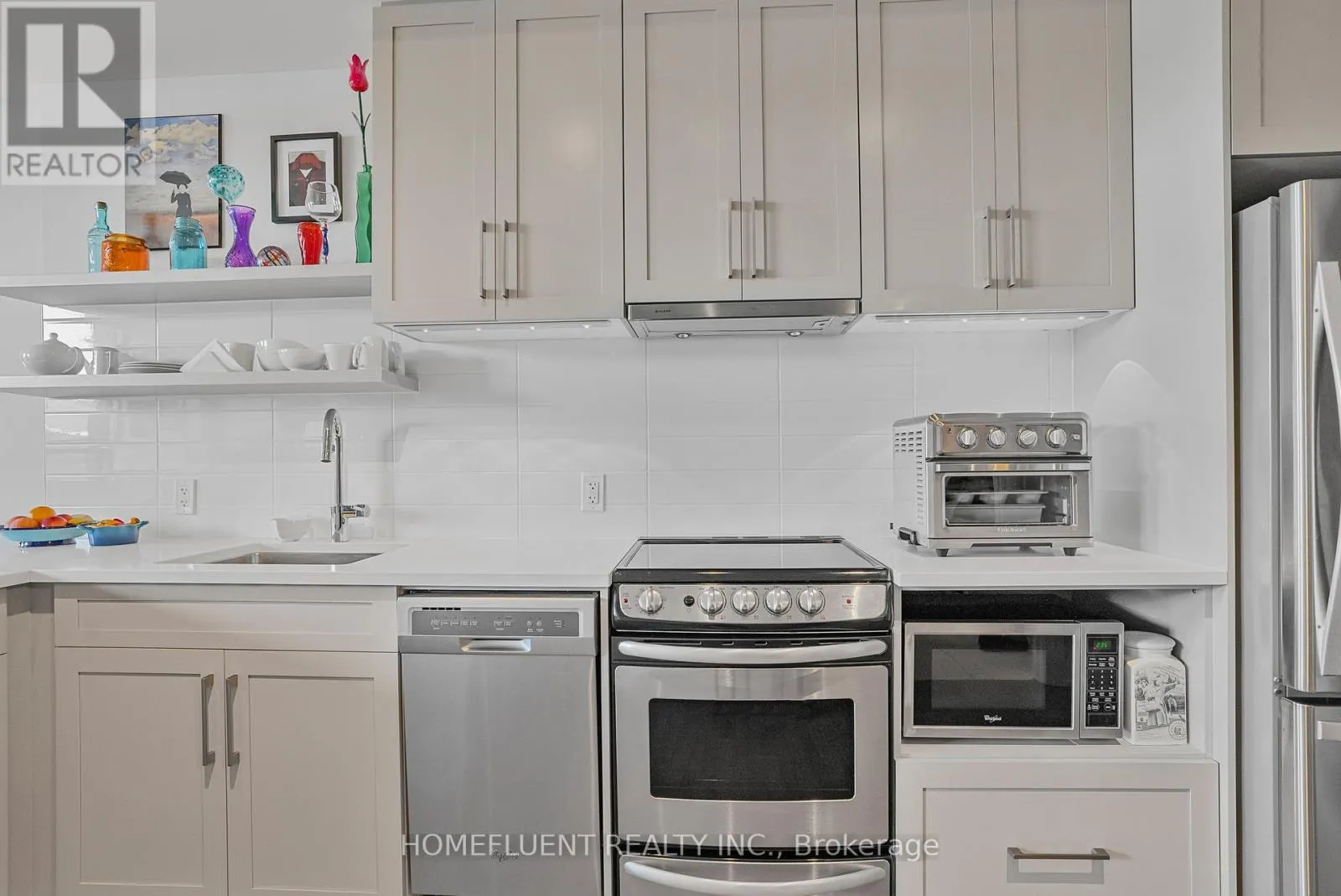 305 - 10 ROSEMOUNT AVENUE