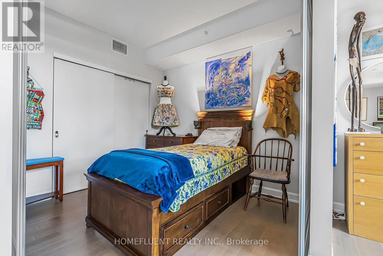 305 - 10 ROSEMOUNT AVENUE