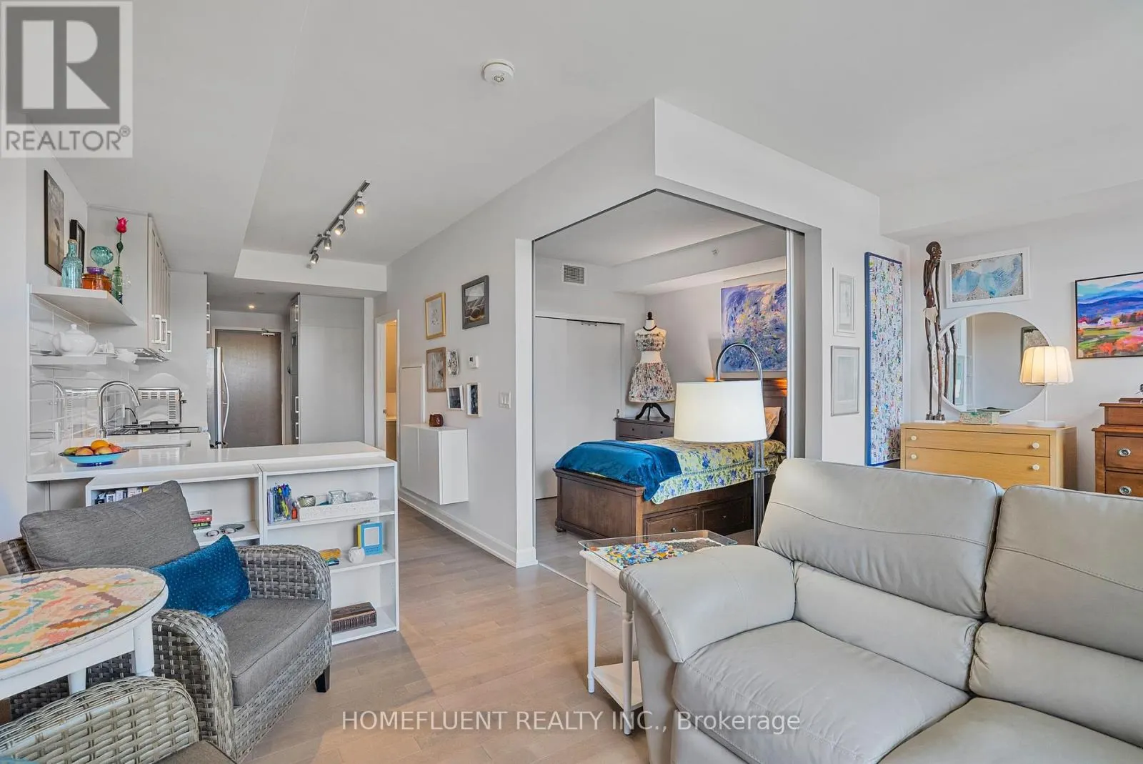 305 - 10 ROSEMOUNT AVENUE