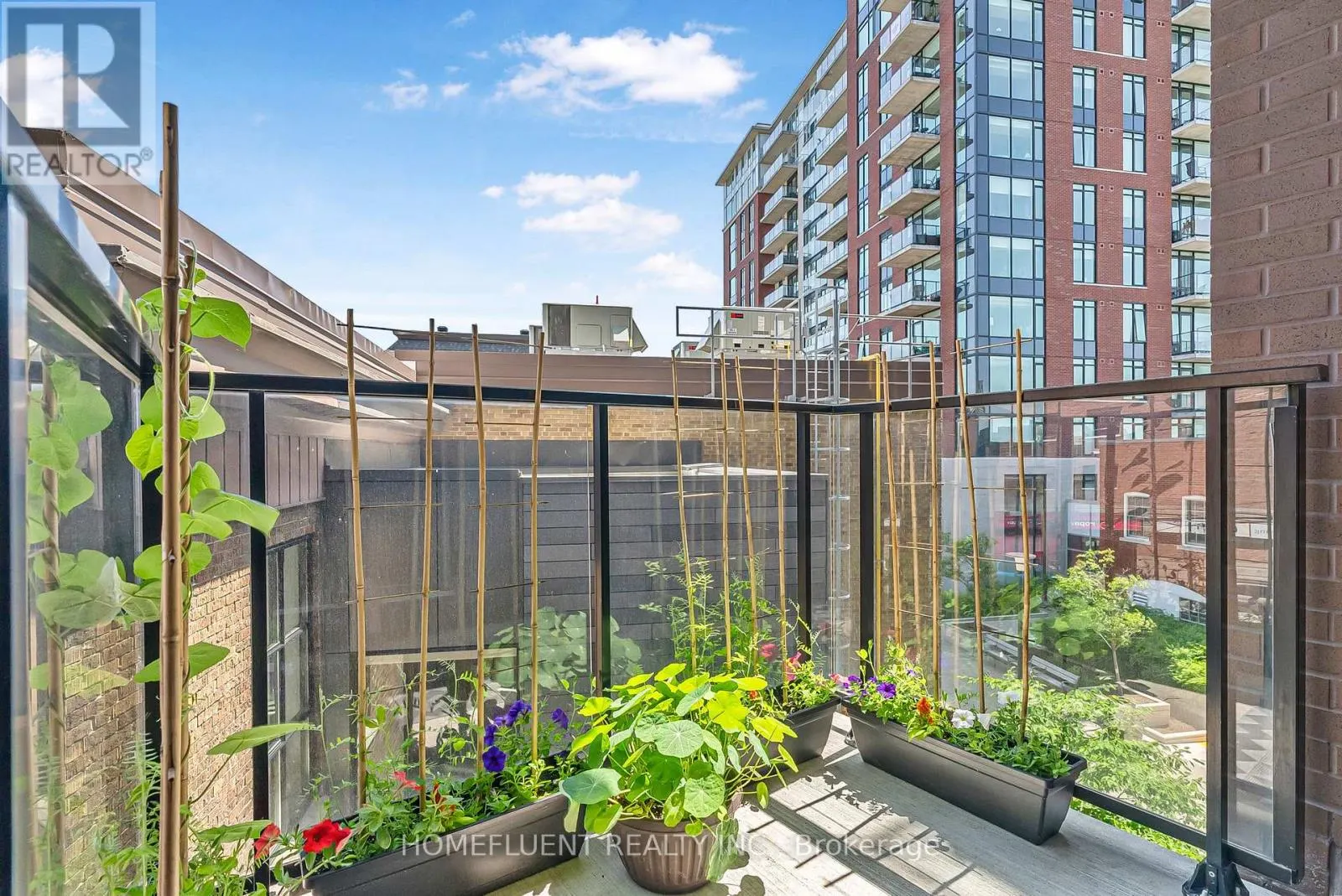 305 - 10 ROSEMOUNT AVENUE
