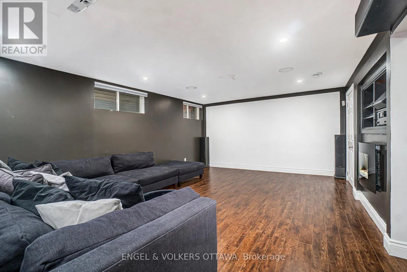2399 GLANDRIEL CRESCENT