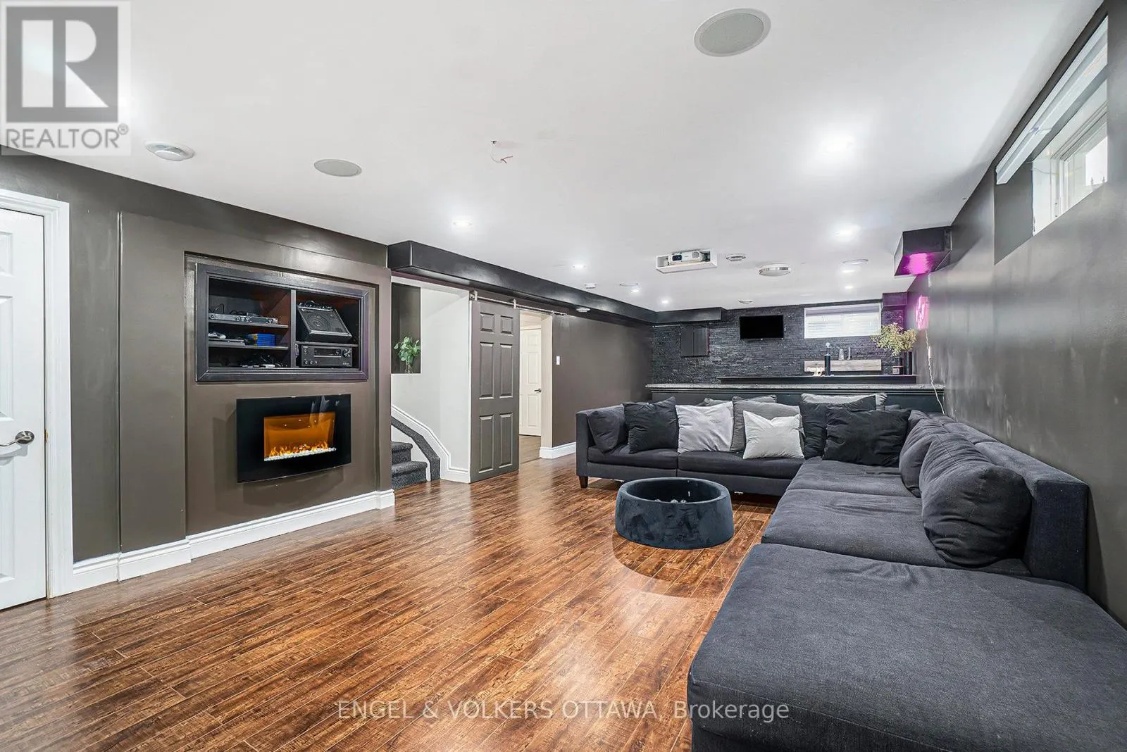 2399 GLANDRIEL CRESCENT