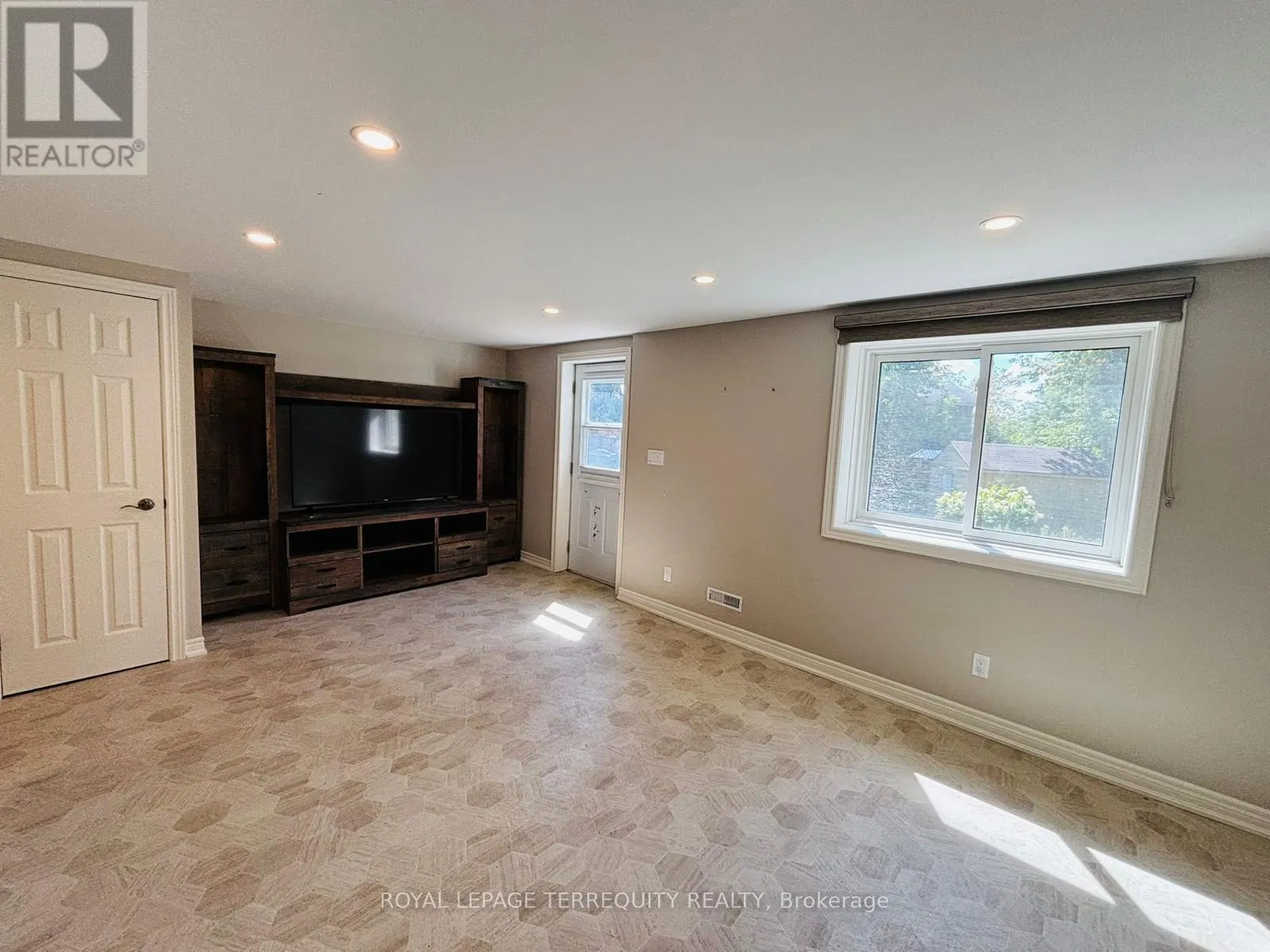 1442 PINEVIEW COURT