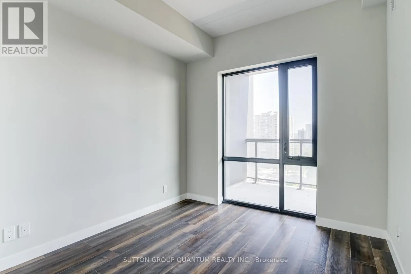 908 - 15 QUEEN STREET S