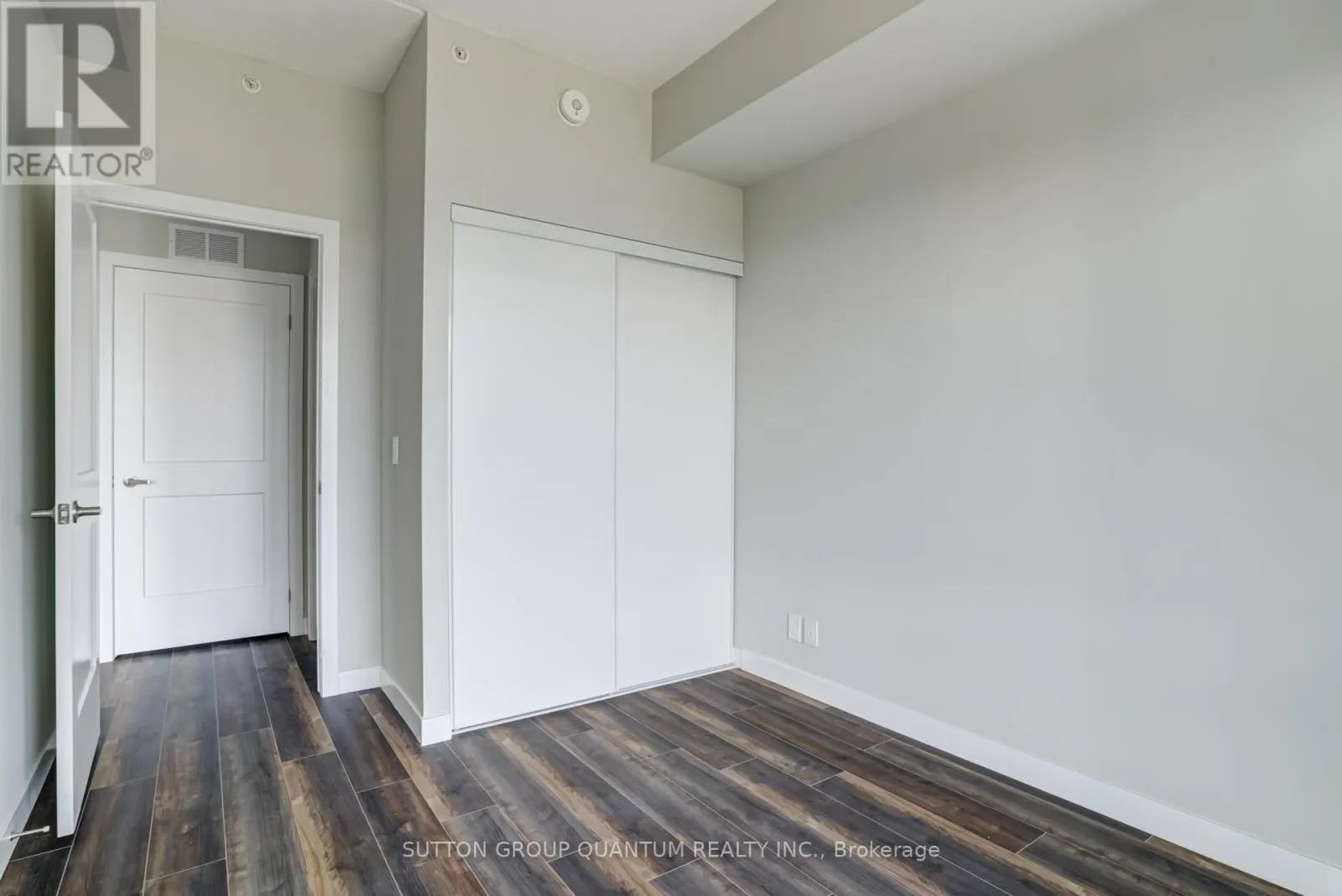 908 - 15 QUEEN STREET S