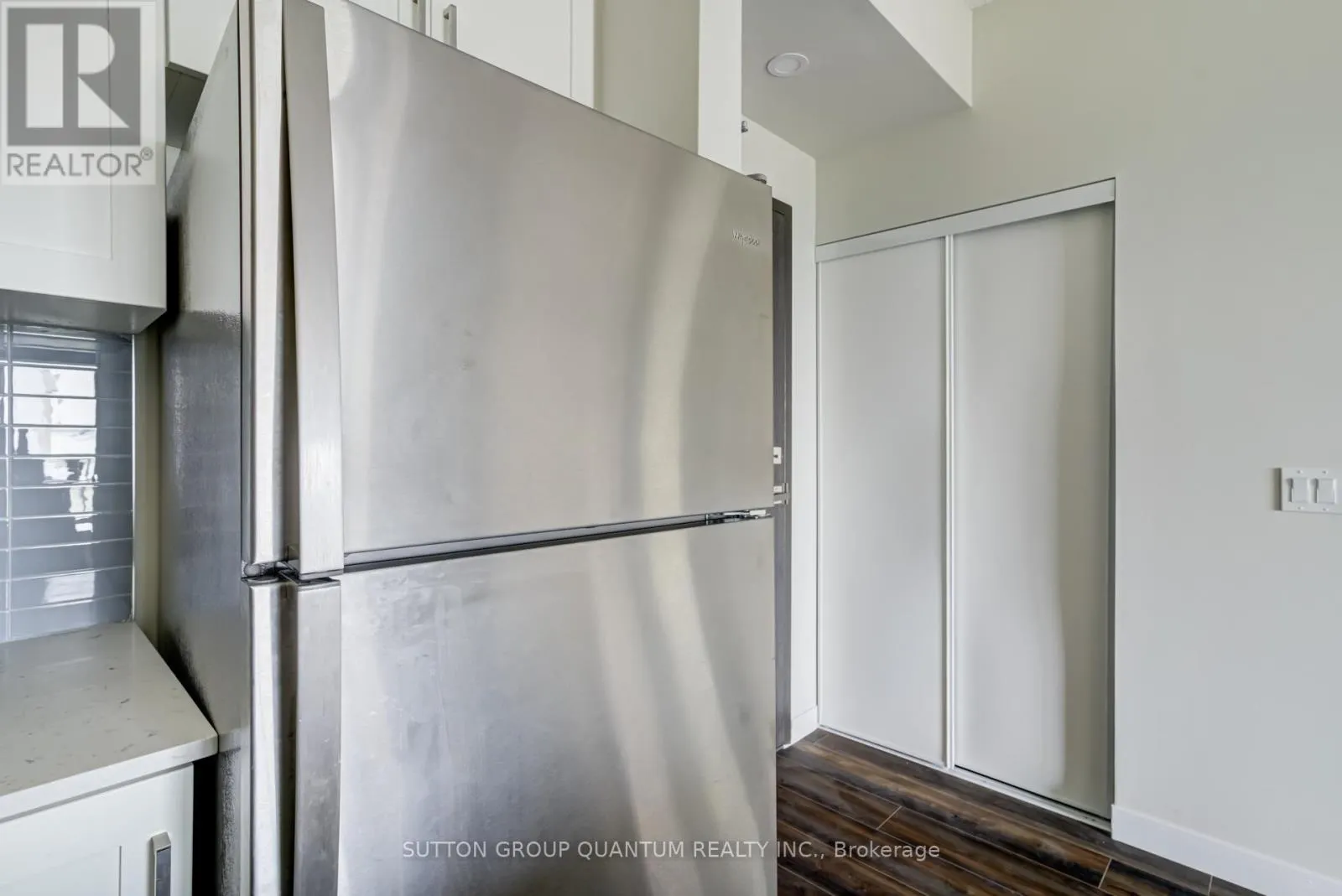 908 - 15 QUEEN STREET S