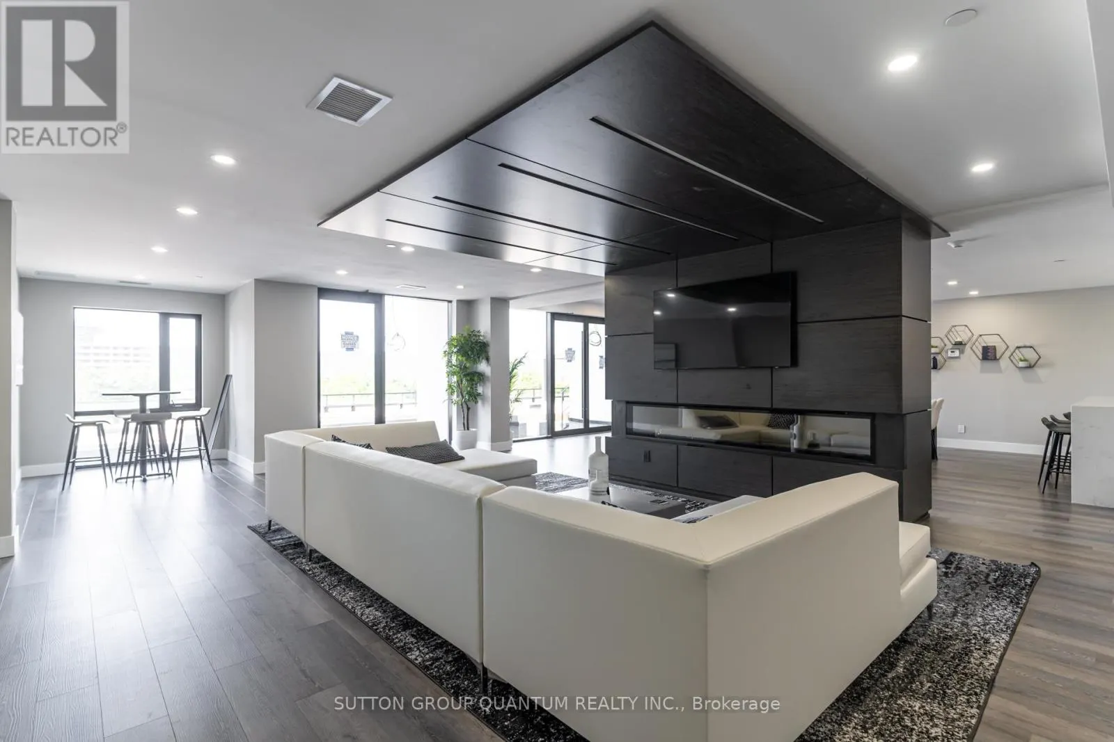 908 - 15 QUEEN STREET S