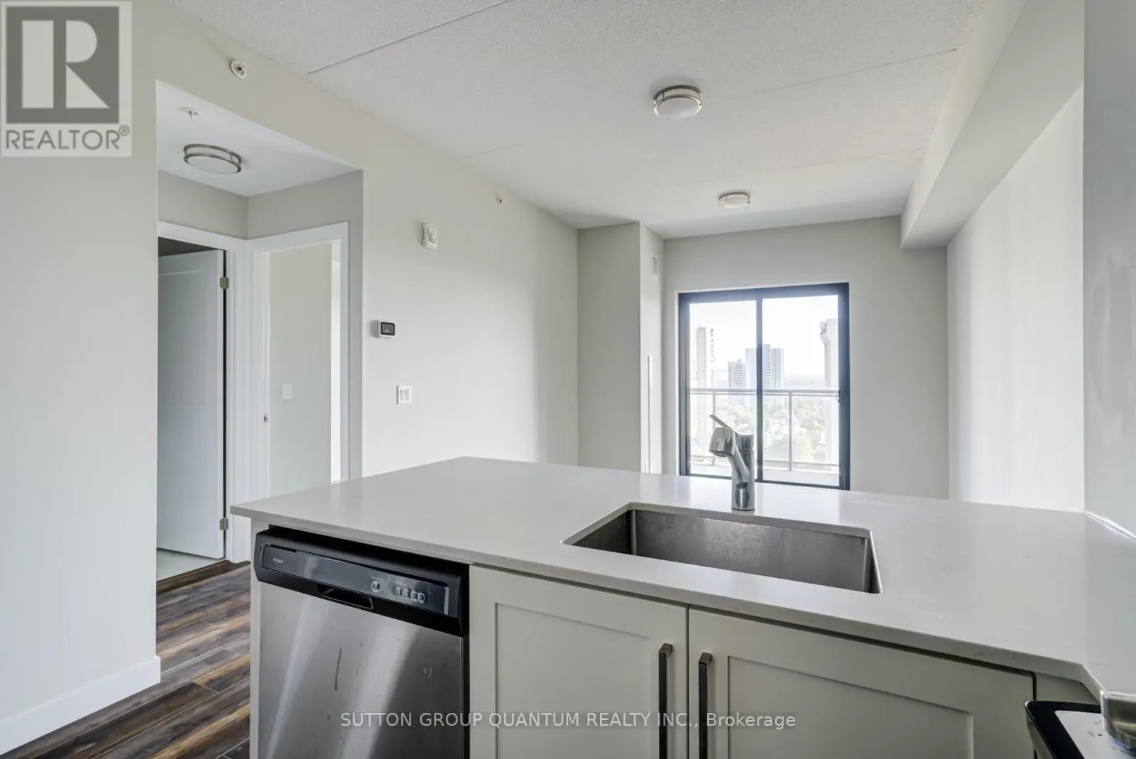 908 - 15 QUEEN STREET S