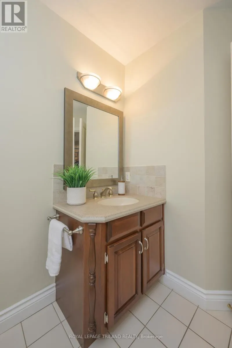12 - 1399 COMMISSIONERS ROAD W, #12