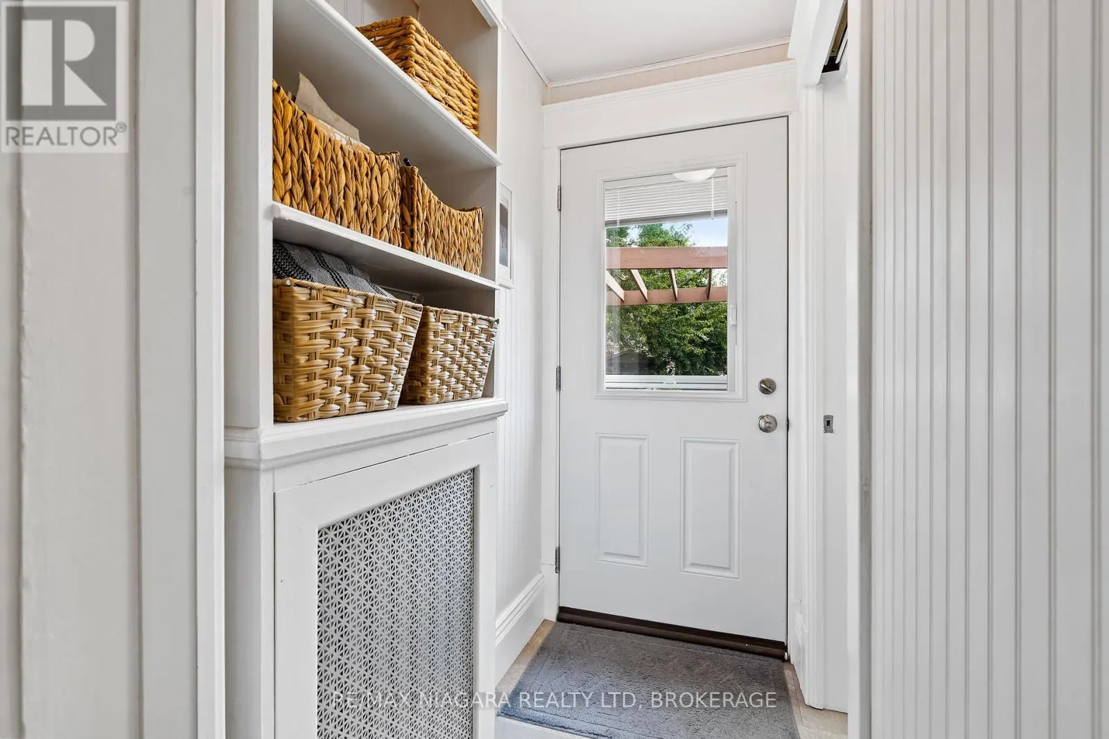 118 DUFFERIN STREET E