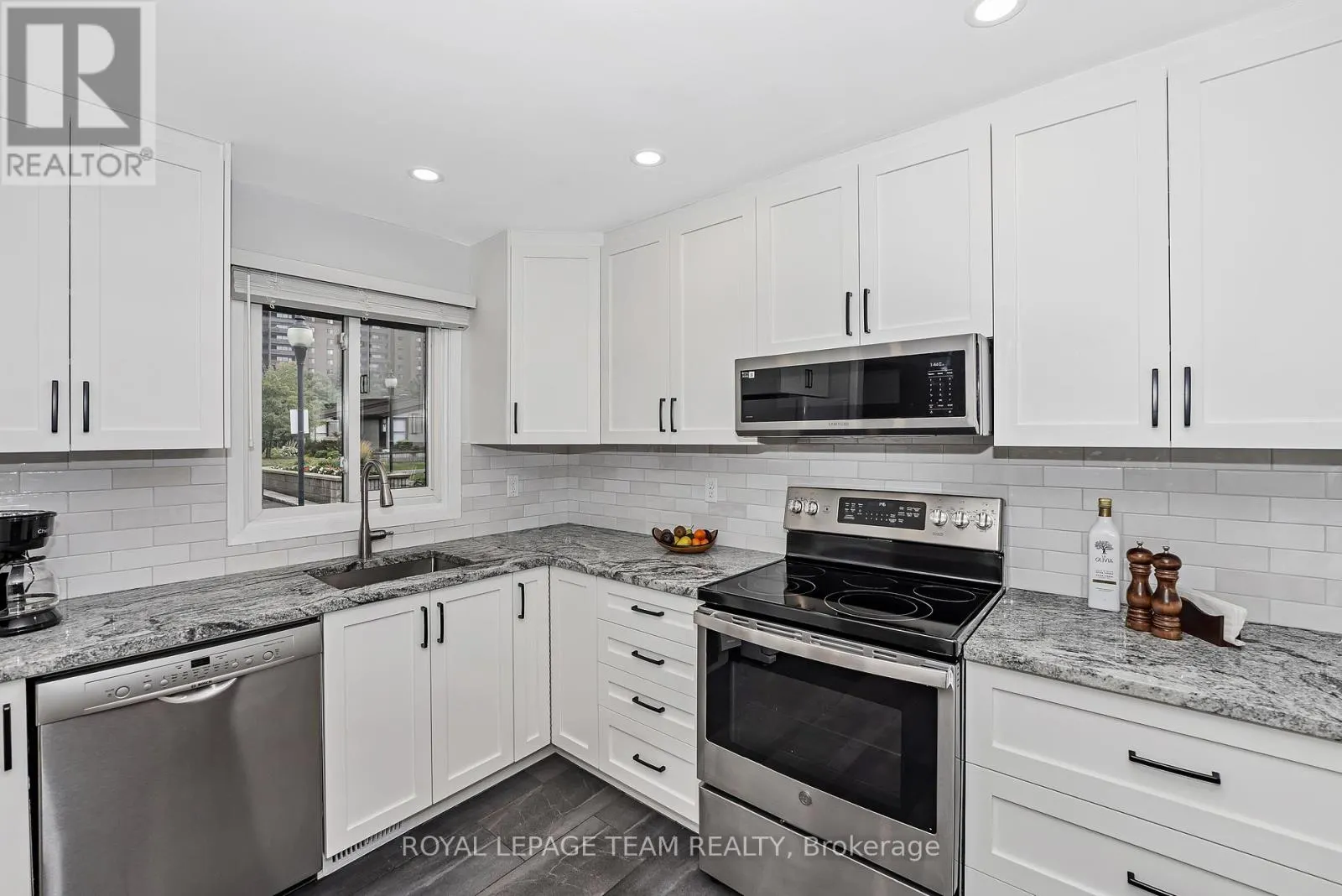 1095 AMBLESIDE DRIVE
