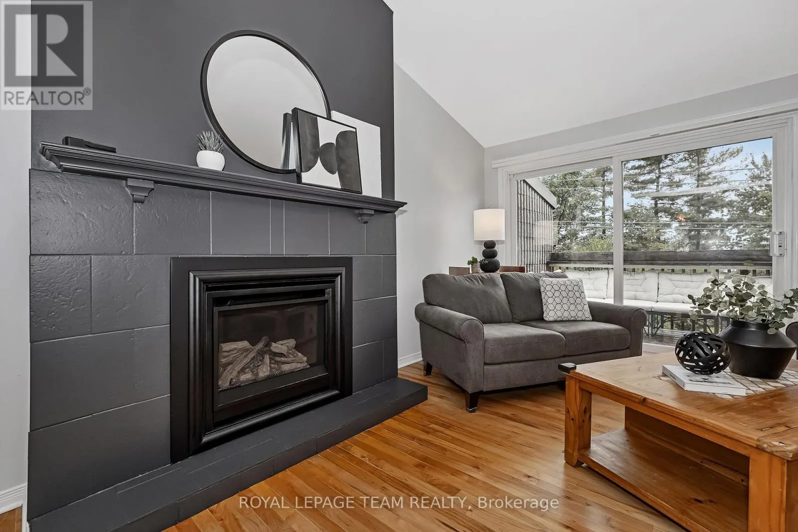 1095 AMBLESIDE DRIVE