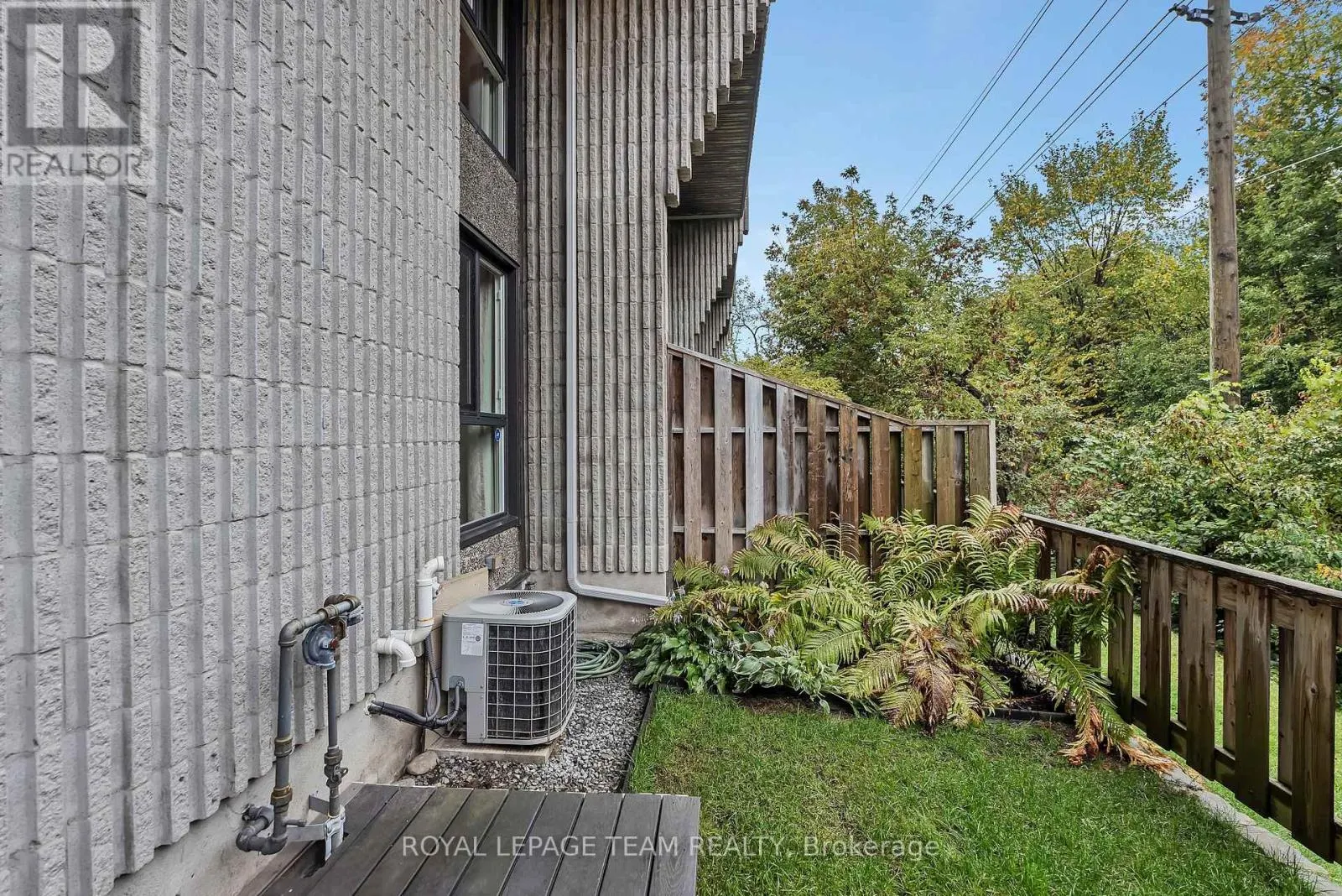 1095 AMBLESIDE DRIVE