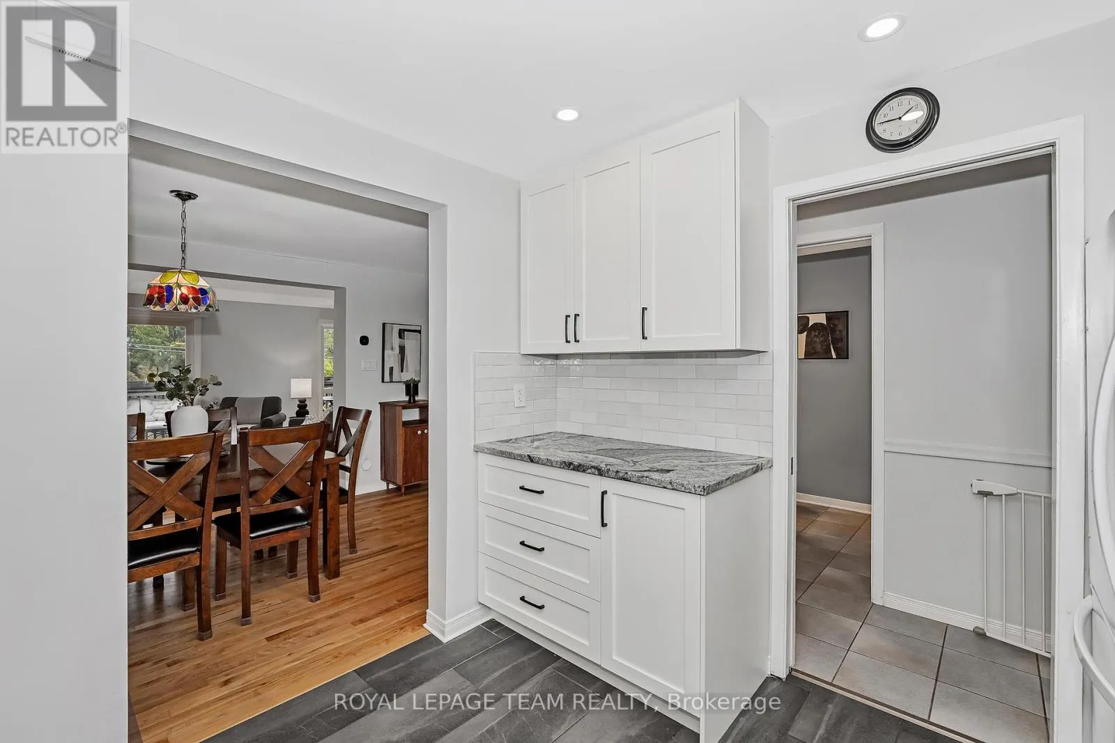 1095 AMBLESIDE DRIVE