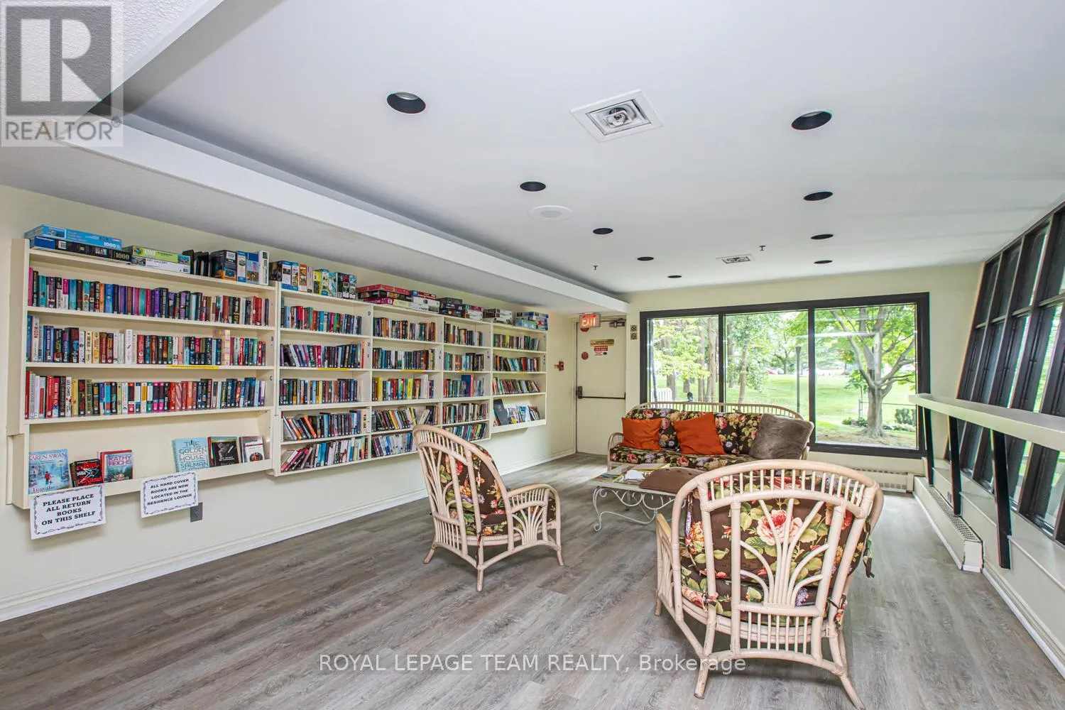 1095 AMBLESIDE DRIVE