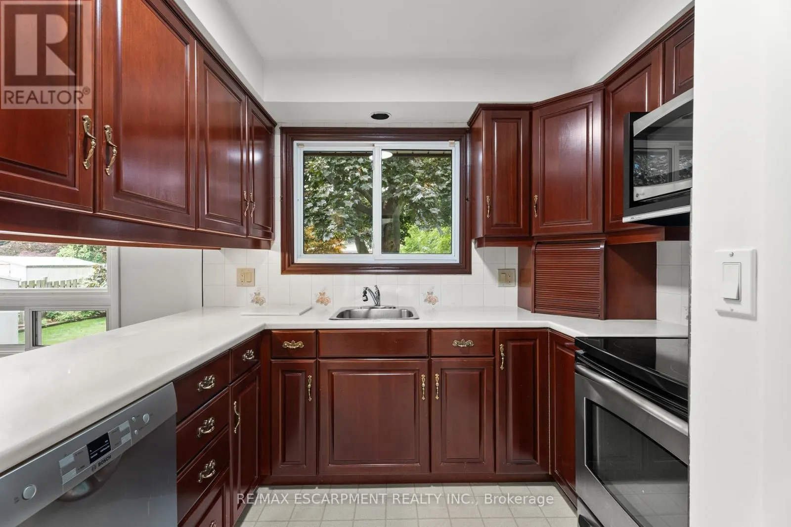 98 LAURIER AVENUE