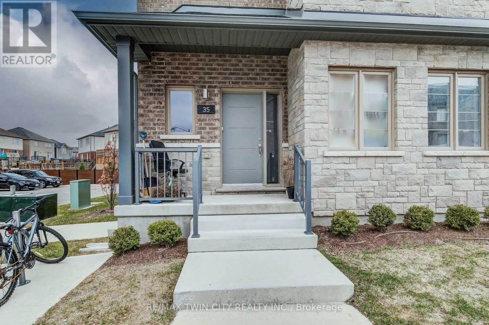 35 - 205 WEST OAK TRAIL
