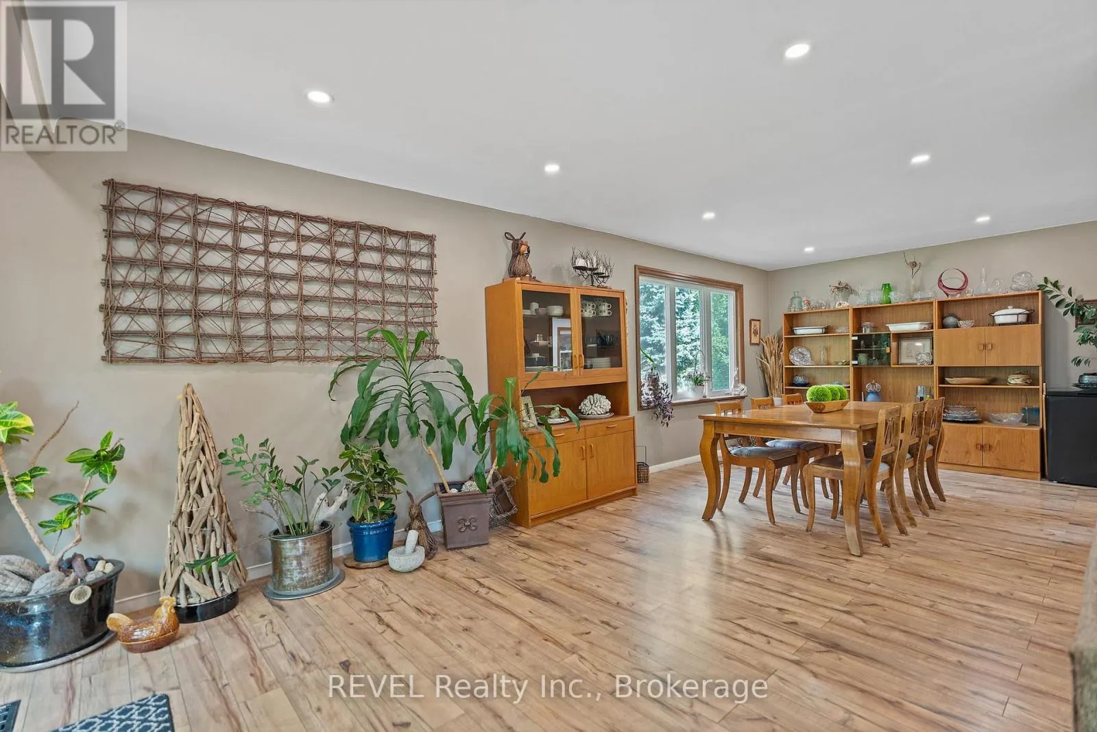 10 WOODINGTON CRESCENT