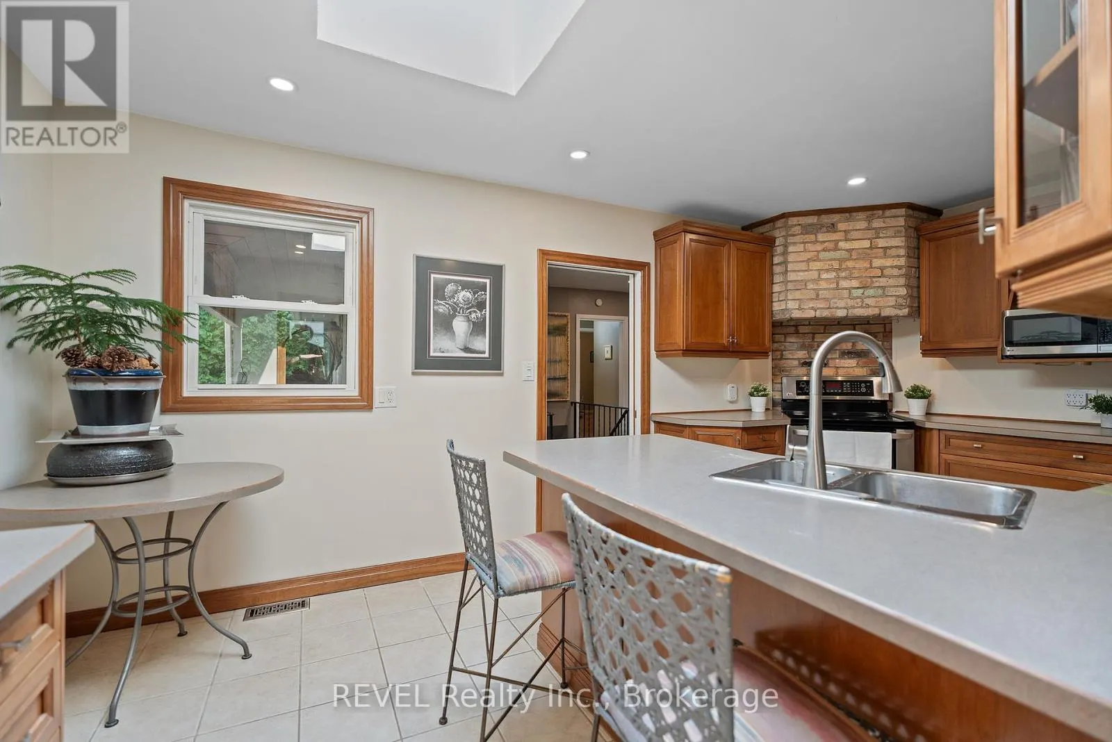 10 WOODINGTON CRESCENT