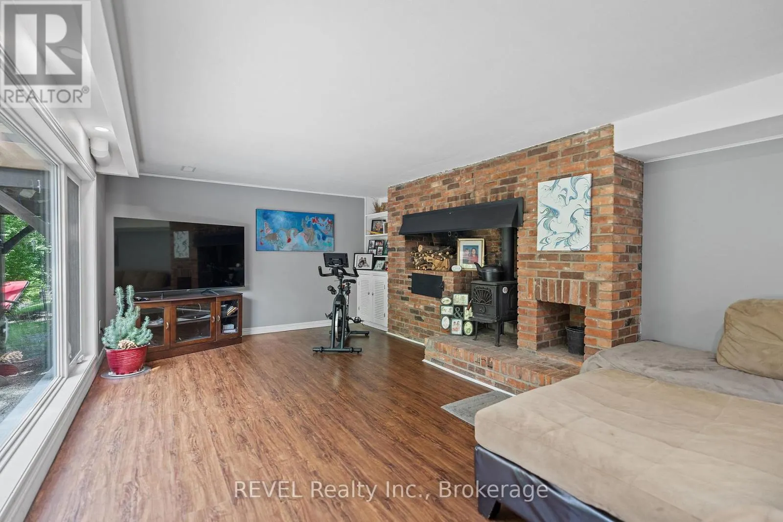 10 WOODINGTON CRESCENT