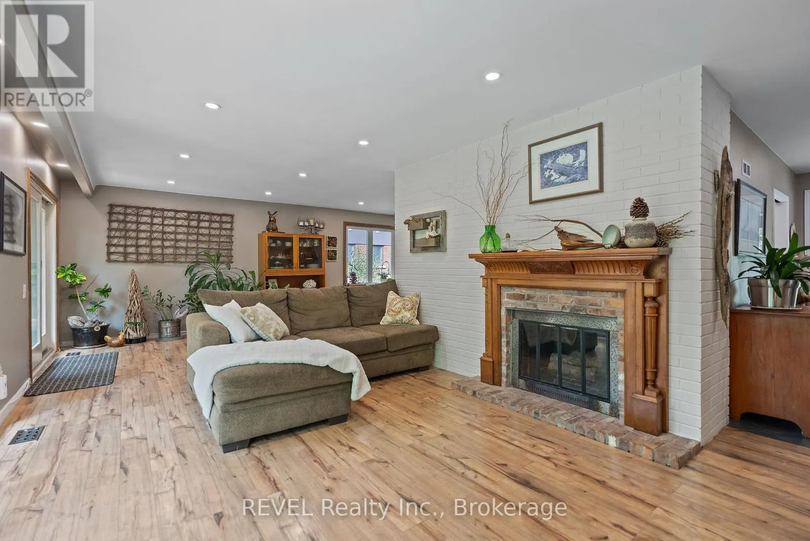 10 WOODINGTON CRESCENT