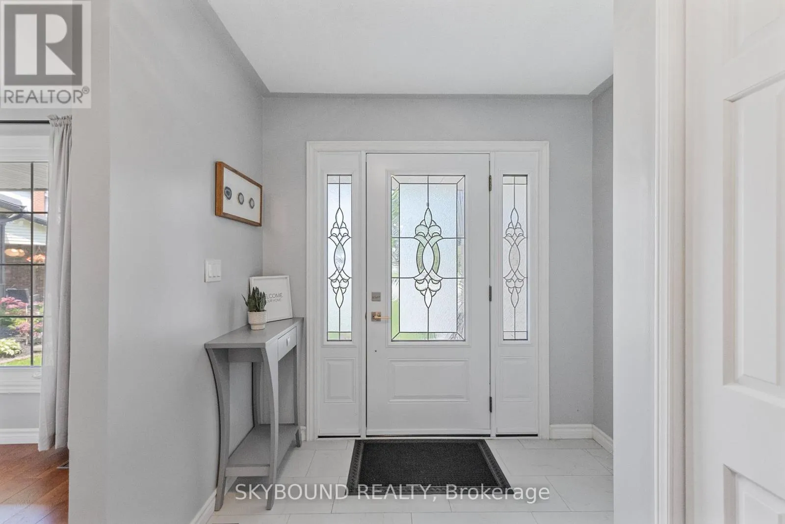 6 ROSELAWN COURT