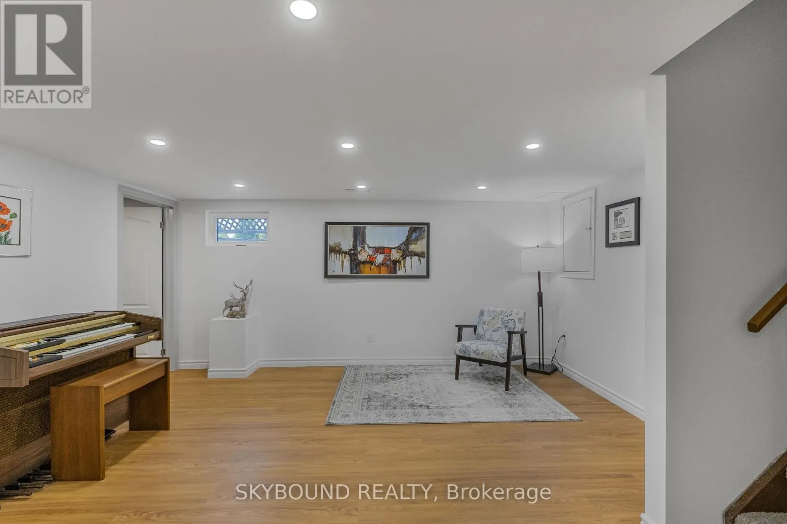 6 ROSELAWN COURT