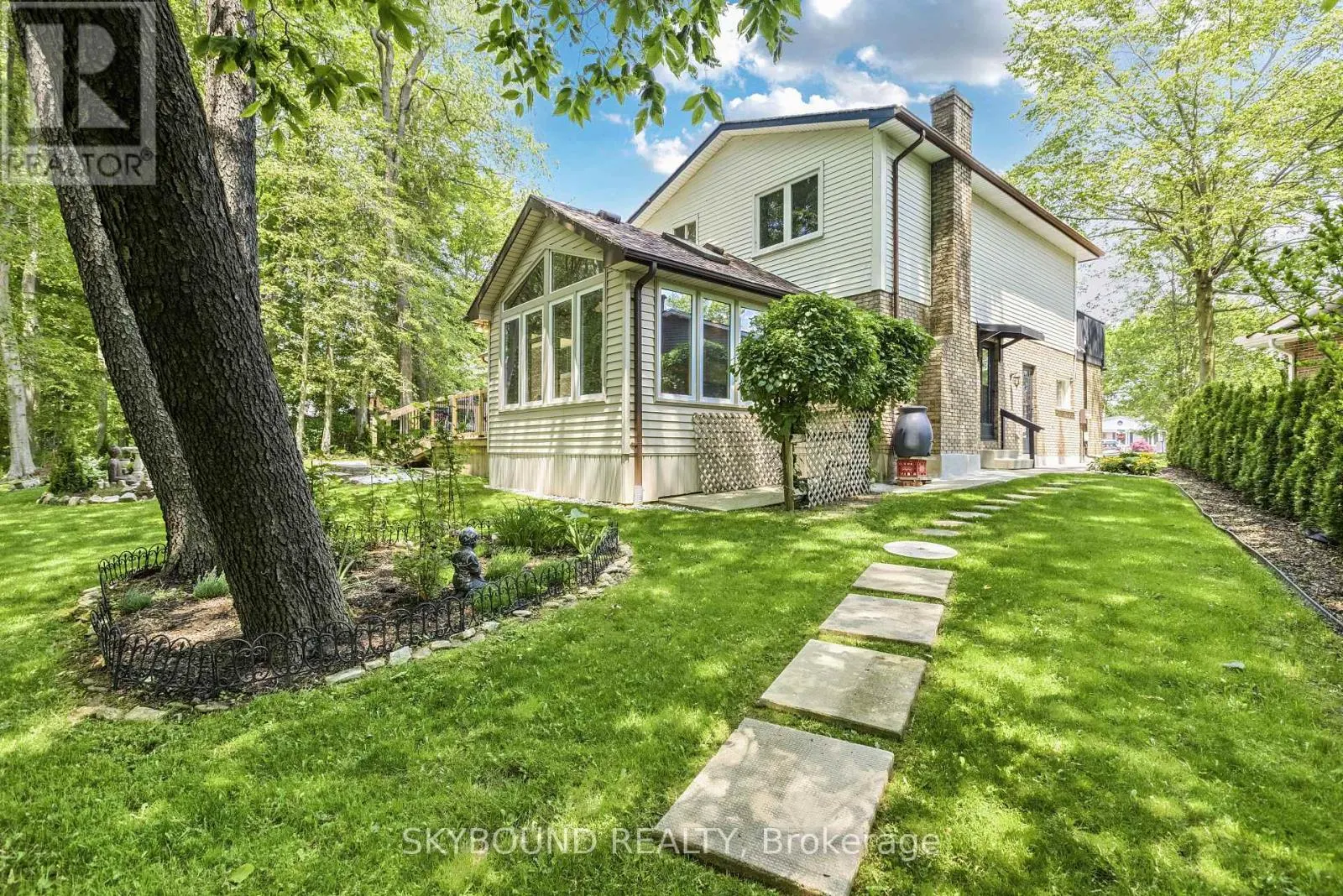 6 ROSELAWN COURT