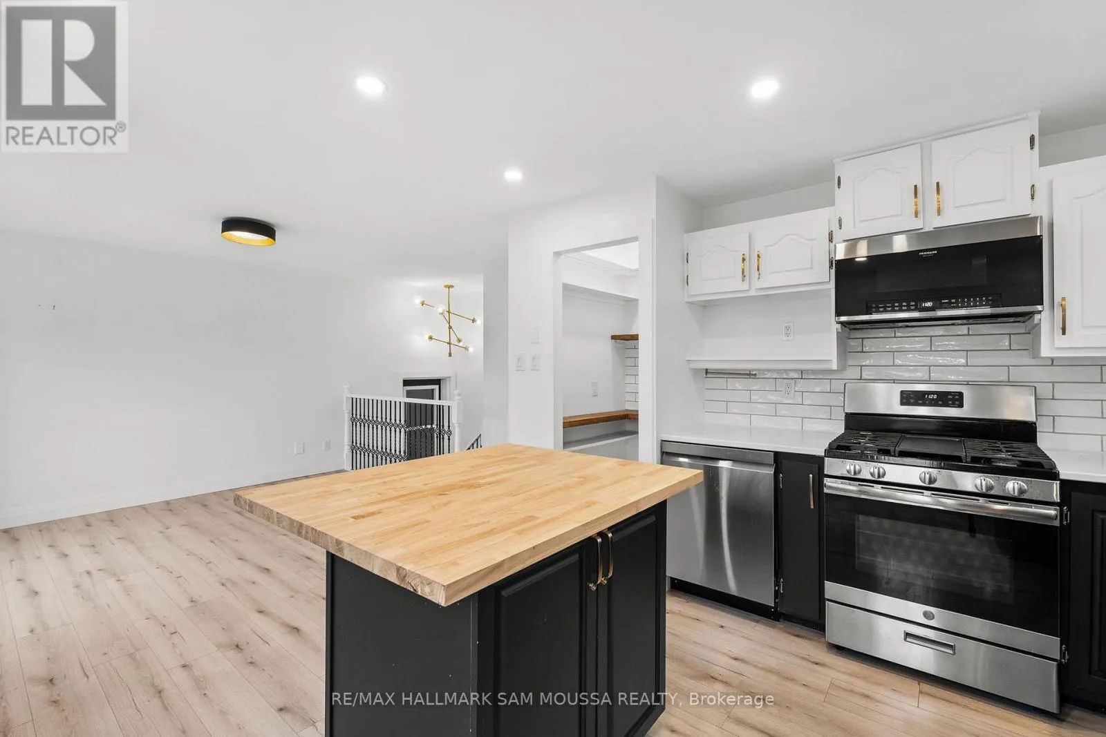2039 DES PINS STREET