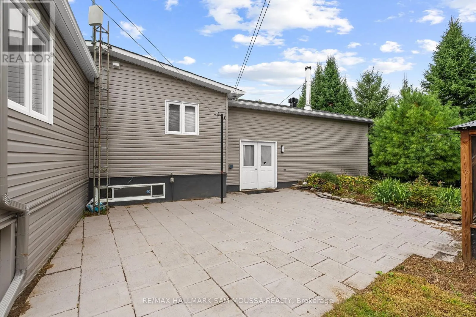 2039 DES PINS STREET