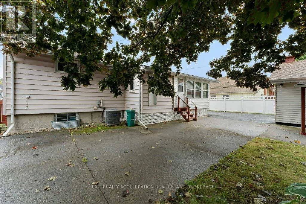904 VICTORIA STREET