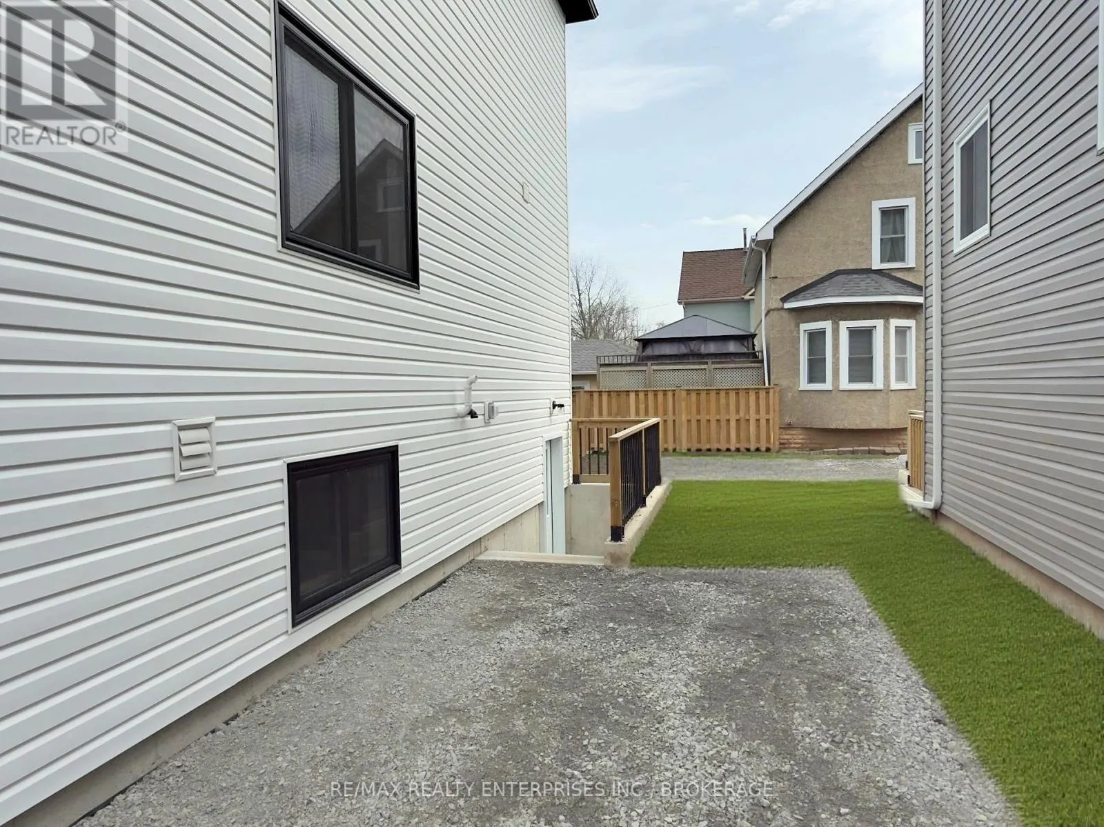 40 MCMASTER AVENUE