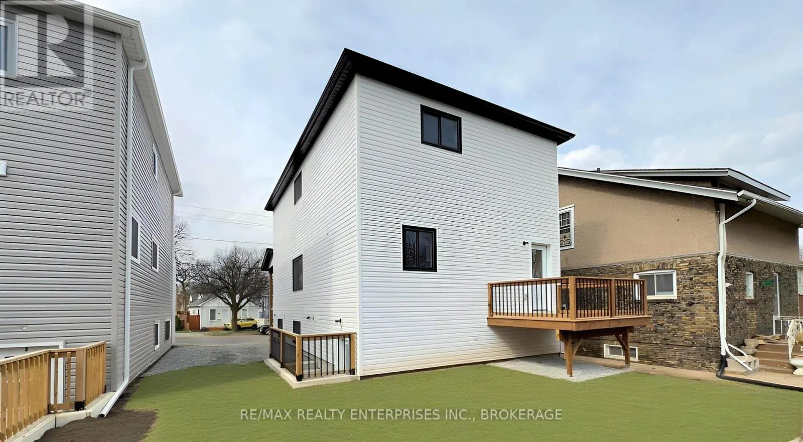 40 MCMASTER AVENUE